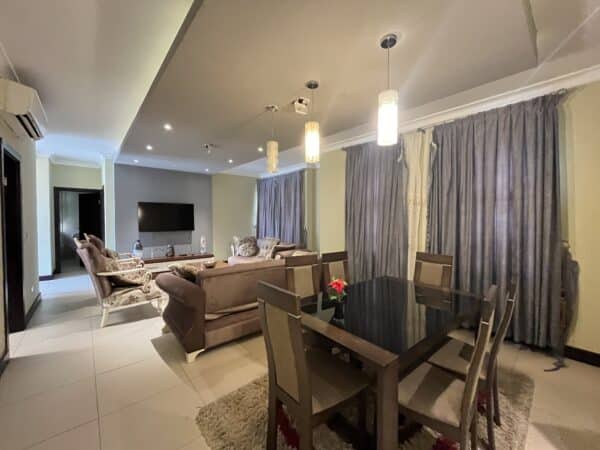 Open-plan living and dining area, ideal for family gatherings.
