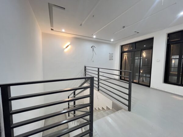 Minimalist staircase design connecting the upper and lower floors elegantly.