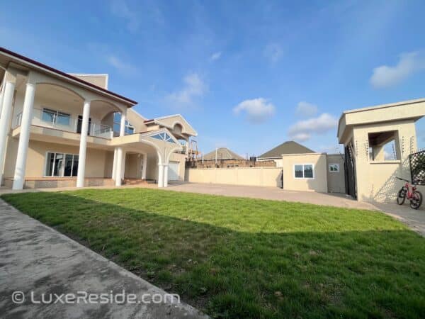 First impressions matter – a blend of elegance and space welcomes you home.