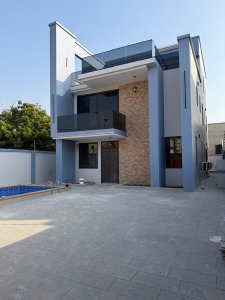 featured image of the Luxury 5-Bedroom Home With Rooftop Terracetse Addo / East Airport – Prime Location
